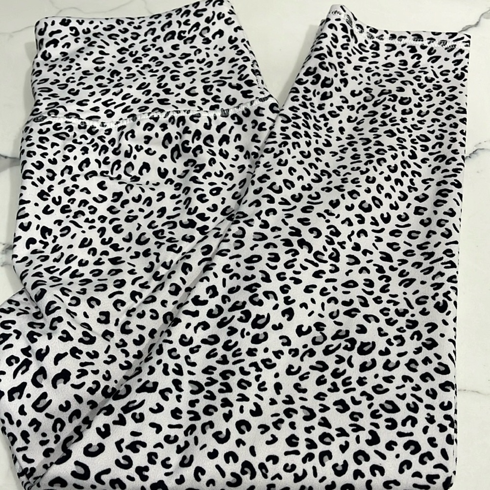Balance Collection white & black capris leggings
